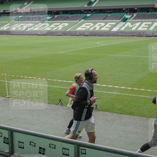 05.10.2025 - 20. swb-Marathon Bremen Michael Burmester http://msf.ph/oto/9243359 05.10.2025 10:36:06 Laufen im Stadion 7123, 7177, 7178, 7908, 8585, 9005, 9173, 9174, 9215, 9231, 9278, 9327, 9330, 9346, 9349, 9370, 9371, 9378, 9389, 9433, 9443, 9450, 9451, 9454, 9462, 9508, 9516, 9518, 9542, 9550, 9568, 9576, 9609, 9611, 9612, 9634, 9686, 9737, 9747, 9790, 9880, 9904, 9914, 9937, 9954, 9962, 9977, 10006, 10039, 10059, 10063, 10079, 10084, 10127, 10138, 10139, 10143, 10182, 10219, 10225, 10228, 10250, 10293, 10311, 10324, 10336, 10353, 10357, 10359, 10367, 10391, 7163 meine-sportfotos.de