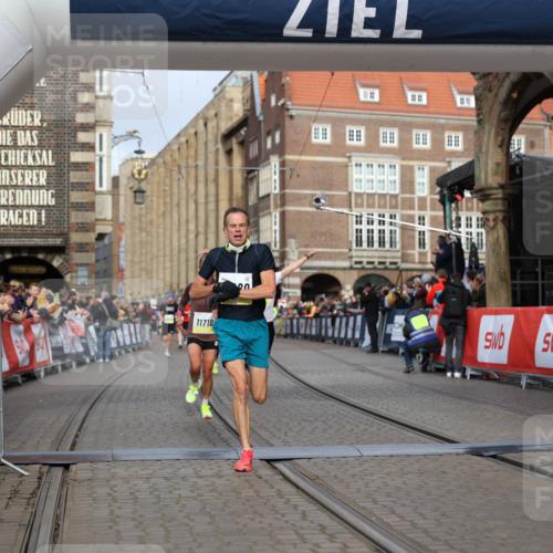 05.10.2025 - 20. swb-Marathon Bremen Yannick Fuchs http://msf.ph/oto/9243366 05.10.2025 10:41:58 Ziel 9253, 9884, 10880, 11581, 11710 meine-sportfotos.de