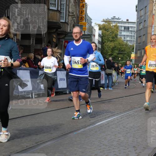 05.10.2025 - 20. swb-Marathon Bremen Strokosch-Dieckow http://msf.ph/oto/9243381 05.10.2025 10:57:47 Ziel 9221, 9979, 10219, 10341, 10651, 10834, 10890, 10975, 11023, 11457, 11469, 11520, 11521, 11564, 11575, 11731, 11744 meine-sportfotos.de