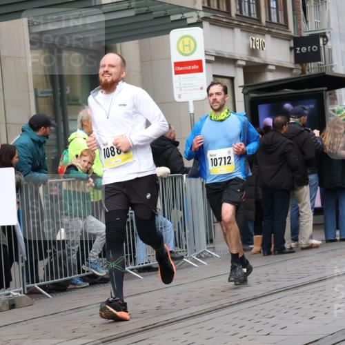 05.10.2025 - 20. swb-Marathon Bremen Strokosch-Dieckow http://msf.ph/oto/9243386 05.10.2025 10:49:18 Ziel 9218, 9233, 9452, 9555, 9626, 9627, 9761, 9889, 10118, 10170, 10346, 10381, 10636, 10673, 10712, 10726, 10781, 10873, 10888, 11487, 11579, 11692, 9218, 9233, 9452, 9555, 9626, 9627, 9761, 9889, 10118, 10170, 10346, 10381, 10636, 10673, 10712, 10726, 10781, 10873, 10888, 11487, 11579, 11692 meine-sportfotos.de