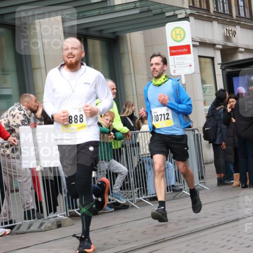 05.10.2025 - 20. swb-Marathon Bremen Strokosch-Dieckow http://msf.ph/oto/9243398 05.10.2025 10:49:18 Ziel 9218, 9233, 9452, 9555, 9626, 9627, 9761, 9889, 10118, 10170, 10346, 10381, 10636, 10673, 10712, 10726, 10781, 10873, 10888, 11487, 11579, 11692, 9218, 9233, 9452, 9555, 9626, 9627, 9761, 9889, 10118, 10170, 10346, 10381, 10636, 10673, 10712, 10726, 10781, 10873, 10888, 11487, 11579, 11692 meine-sportfotos.de