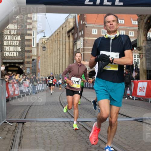 05.10.2025 - 20. swb-Marathon Bremen Yannick Fuchs http://msf.ph/oto/9243406 05.10.2025 10:41:59 Ziel 9884, 10880, 11581, 11710 meine-sportfotos.de