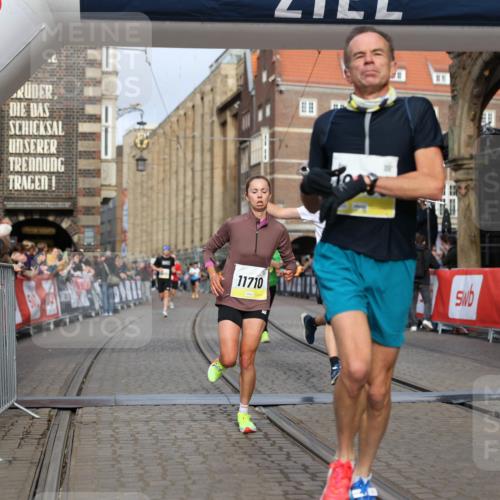 05.10.2025 - 20. swb-Marathon Bremen Yannick Fuchs http://msf.ph/oto/9243417 05.10.2025 10:41:59 Ziel 9884, 10880, 11581, 11710 meine-sportfotos.de