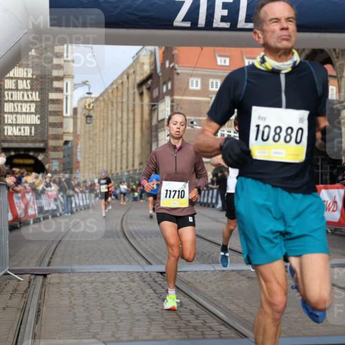 05.10.2025 - 20. swb-Marathon Bremen Yannick Fuchs http://msf.ph/oto/9243445 05.10.2025 10:42:00 Ziel 9884, 10104, 10880, 11581, 11710 meine-sportfotos.de