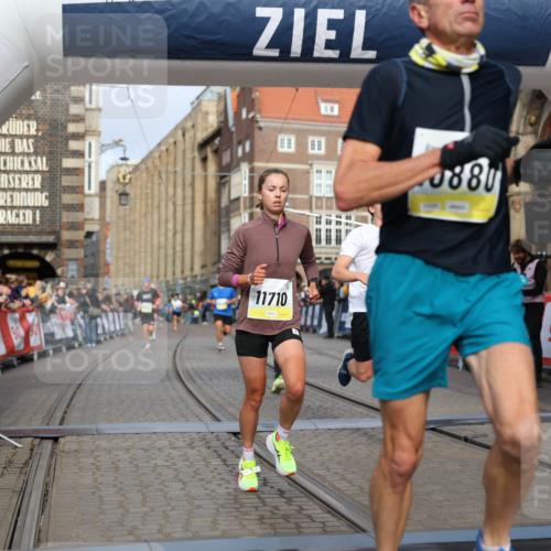 05.10.2025 - 20. swb-Marathon Bremen Yannick Fuchs http://msf.ph/oto/9243467 05.10.2025 10:42:00 Ziel 9884, 10104, 10880, 11581, 11710 meine-sportfotos.de