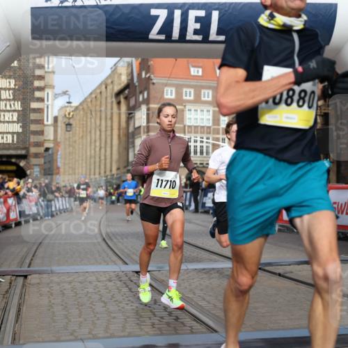 05.10.2025 - 20. swb-Marathon Bremen Yannick Fuchs http://msf.ph/oto/9243476 05.10.2025 10:42:00 Ziel 9884, 10104, 10880, 11581, 11710 meine-sportfotos.de