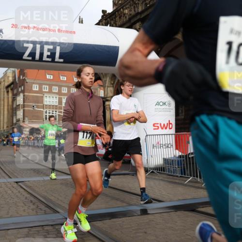 05.10.2025 - 20. swb-Marathon Bremen Yannick Fuchs http://msf.ph/oto/9243489 05.10.2025 10:42:01 Ziel 9884, 10104, 10691, 10880, 11581, 11710 meine-sportfotos.de