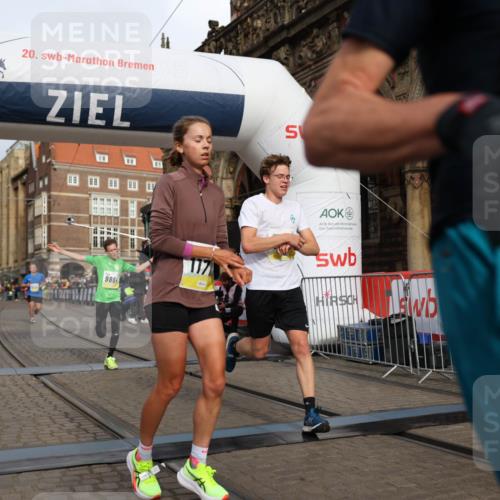 05.10.2025 - 20. swb-Marathon Bremen Yannick Fuchs http://msf.ph/oto/9243500 05.10.2025 10:42:01 Ziel 9884, 10104, 10691, 10880, 11581, 11710 meine-sportfotos.de