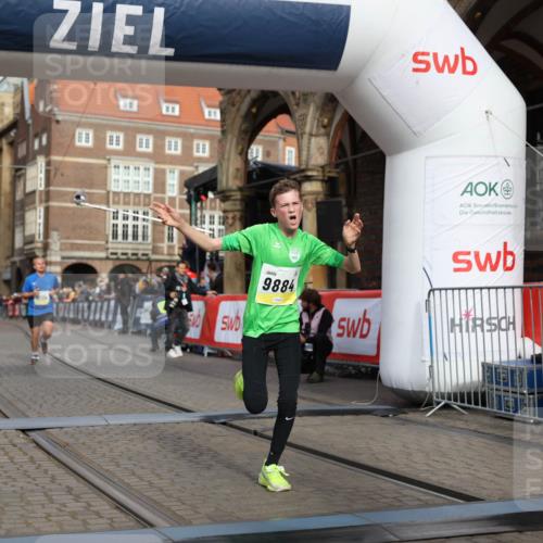 05.10.2025 - 20. swb-Marathon Bremen Yannick Fuchs http://msf.ph/oto/9243528 05.10.2025 10:42:01 Ziel 9884, 10104, 10691, 10880, 11581, 11710 meine-sportfotos.de