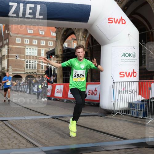 05.10.2025 - 20. swb-Marathon Bremen Yannick Fuchs http://msf.ph/oto/9243547 05.10.2025 10:42:01 Ziel 9884, 10104, 10691, 10880, 11581, 11710 meine-sportfotos.de