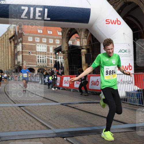 05.10.2025 - 20. swb-Marathon Bremen Yannick Fuchs http://msf.ph/oto/9243568 05.10.2025 10:42:02 Ziel 9884, 10104, 10155, 10691, 10880, 11581, 11710 meine-sportfotos.de