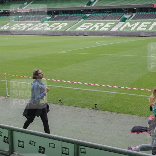 05.10.2025 - 20. swb-Marathon Bremen Michael Burmester http://msf.ph/oto/9243569 05.10.2025 10:36:11 Laufen im Stadion 7123, 7177, 7178, 7908, 8585, 9005, 9173, 9174, 9215, 9231, 9278, 9327, 9330, 9346, 9349, 9370, 9371, 9378, 9389, 9433, 9443, 9450, 9451, 9454, 9462, 9516, 9518, 9542, 9568, 9608, 9609, 9611, 9613, 9634, 9635, 9686, 9737, 9747, 9880, 9904, 9914, 9937, 9954, 9962, 9977, 10006, 10039, 10059, 10063, 10079, 10084, 10127, 10138, 10139, 10143, 10182, 10219, 10228, 10250, 10293, 10311, 10324, 10336, 10353, 10357, 10359, 10367, 10391, 10560, 7163 meine-sportfotos.de