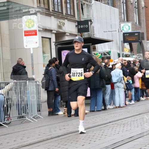 05.10.2025 - 20. swb-Marathon Bremen Strokosch-Dieckow http://msf.ph/oto/9243591 05.10.2025 10:49:27 Ziel 9218, 9369, 9452, 9693, 9696, 9761, 9889, 10159, 10170, 10346, 10543, 10636, 10712, 10726, 10781, 10873, 10946, 11091, 11642, 11692, 11749, 9218, 9369, 9452, 9693, 9696, 9761, 9889, 10159, 10170, 10346, 10543, 10636, 10712, 10726, 10781, 10873, 10946, 11091, 11642, 11692, 11749 meine-sportfotos.de