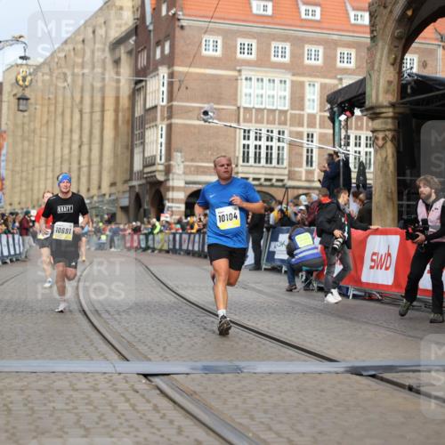 05.10.2025 - 20. swb-Marathon Bremen Yannick Fuchs http://msf.ph/oto/9243635 05.10.2025 10:42:03 Ziel 9884, 10104, 10155, 10691, 10880, 11581, 11710 meine-sportfotos.de