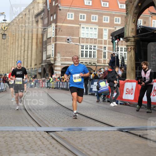 05.10.2025 - 20. swb-Marathon Bremen Yannick Fuchs http://msf.ph/oto/9243640 05.10.2025 10:42:03 Ziel 9884, 10104, 10155, 10691, 10880, 11581, 11710 meine-sportfotos.de