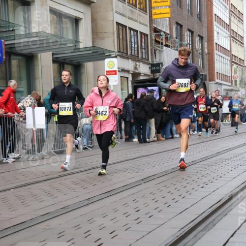 05.10.2025 - 20. swb-Marathon Bremen Strokosch-Dieckow http://msf.ph/oto/9243657 05.10.2025 10:49:30 Ziel 9218, 9369, 9452, 9676, 9693, 9696, 9761, 9803, 9889, 10159, 10170, 10346, 10543, 10726, 10781, 10868, 10873, 10946, 11091, 11642, 11692, 11749, 9218, 9369, 9452, 9676, 9693, 9696, 9761, 9803, 9889, 10159, 10170, 10346, 10543, 10726, 10781, 10868, 10873, 10946, 11091, 11642, 11692, 11749 meine-sportfotos.de