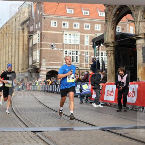 05.10.2025 - 20. swb-Marathon Bremen Yannick Fuchs http://msf.ph/oto/9243665 05.10.2025 10:42:03 Ziel 9884, 10104, 10155, 10691, 10880, 11581, 11710 meine-sportfotos.de
