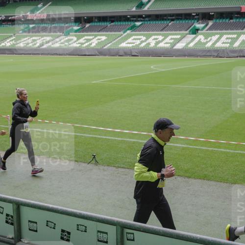 05.10.2025 - 20. swb-Marathon Bremen Michael Burmester http://msf.ph/oto/9243669 05.10.2025 10:36:13 Laufen im Stadion 7123, 7177, 7178, 7908, 8585, 9005, 9173, 9174, 9215, 9231, 9278, 9327, 9330, 9346, 9349, 9370, 9371, 9378, 9389, 9433, 9443, 9450, 9451, 9454, 9462, 9516, 9518, 9542, 9568, 9608, 9609, 9611, 9613, 9634, 9635, 9686, 9737, 9747, 9880, 9904, 9914, 9937, 9954, 9962, 9977, 9991, 10006, 10039, 10059, 10063, 10079, 10084, 10127, 10138, 10139, 10143, 10182, 10219, 10228, 10250, 10293, 10311, 10324, 10336, 10353, 10357, 10359, 10367, 10391, 10406, 10560, 10901, 7163 meine-sportfotos.de