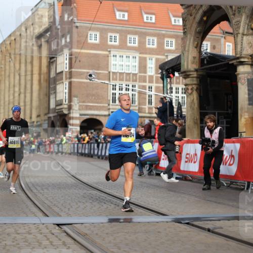 05.10.2025 - 20. swb-Marathon Bremen Yannick Fuchs http://msf.ph/oto/9243683 05.10.2025 10:42:03 Ziel 9884, 10104, 10155, 10691, 10880, 11581, 11710 meine-sportfotos.de