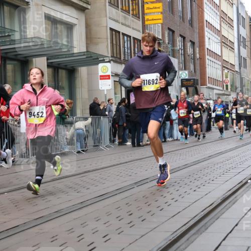 05.10.2025 - 20. swb-Marathon Bremen Strokosch-Dieckow http://msf.ph/oto/9243685 05.10.2025 10:49:30 Ziel 9218, 9369, 9452, 9676, 9693, 9696, 9761, 9803, 9889, 10159, 10170, 10346, 10543, 10726, 10781, 10868, 10873, 10946, 11091, 11642, 11692, 11749, 9218, 9369, 9452, 9676, 9693, 9696, 9761, 9803, 9889, 10159, 10170, 10346, 10543, 10726, 10781, 10868, 10873, 10946, 11091, 11642, 11692, 11749 meine-sportfotos.de