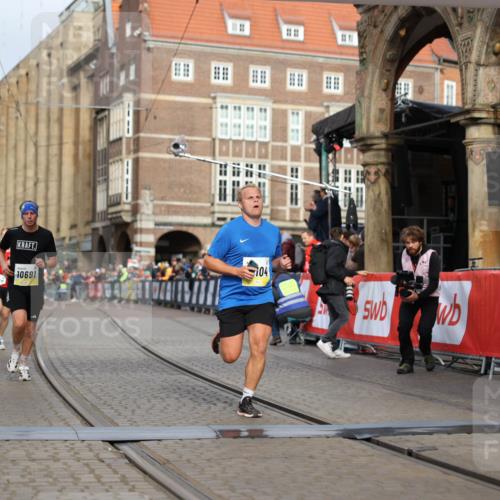05.10.2025 - 20. swb-Marathon Bremen Yannick Fuchs http://msf.ph/oto/9243688 05.10.2025 10:42:03 Ziel 9884, 10104, 10155, 10691, 10880, 11581, 11710 meine-sportfotos.de