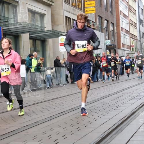 05.10.2025 - 20. swb-Marathon Bremen Strokosch-Dieckow http://msf.ph/oto/9243699 05.10.2025 10:49:31 Ziel 9218, 9369, 9452, 9676, 9693, 9696, 9761, 9803, 9889, 10159, 10170, 10346, 10543, 10726, 10781, 10868, 10873, 10946, 11091, 11642, 11692, 11749, 9218, 9369, 9452, 9676, 9693, 9696, 9761, 9803, 9889, 10159, 10170, 10346, 10543, 10726, 10781, 10868, 10873, 10946, 11091, 11642, 11692, 11749 meine-sportfotos.de