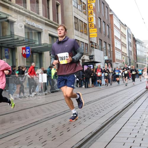 05.10.2025 - 20. swb-Marathon Bremen Strokosch-Dieckow http://msf.ph/oto/9243708 05.10.2025 10:49:31 Ziel 9218, 9369, 9452, 9676, 9693, 9696, 9761, 9803, 9889, 10159, 10170, 10346, 10543, 10726, 10781, 10868, 10873, 10946, 11091, 11642, 11692, 11749, 9218, 9369, 9452, 9676, 9693, 9696, 9761, 9803, 9889, 10159, 10170, 10346, 10543, 10726, 10781, 10868, 10873, 10946, 11091, 11642, 11692, 11749 meine-sportfotos.de