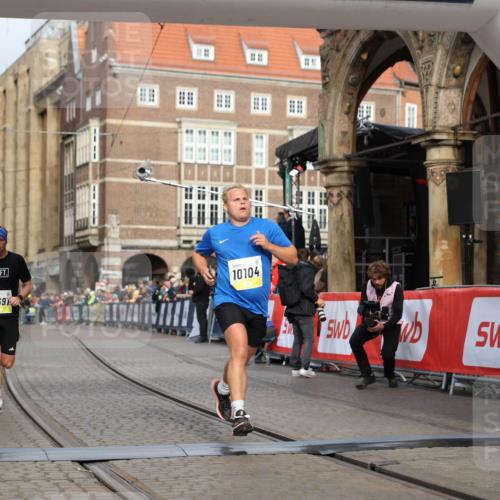05.10.2025 - 20. swb-Marathon Bremen Yannick Fuchs http://msf.ph/oto/9243711 05.10.2025 10:42:03 Ziel 9884, 10104, 10155, 10691, 10880, 11581, 11710 meine-sportfotos.de