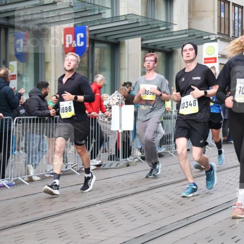05.10.2025 - 20. swb-Marathon Bremen Strokosch-Dieckow http://msf.ph/oto/9243742 05.10.2025 10:49:35 Ziel 9218, 9369, 9452, 9485, 9676, 9693, 9696, 9761, 9787, 9803, 9889, 10159, 10246, 10346, 10543, 10726, 10781, 10868, 10946, 11091, 11208, 11288, 11295, 11621, 11642, 11692, 11749, 9218, 9369, 9452, 9485, 9676, 9693, 9696, 9761, 9787, 9803, 9889, 10159, 10246, 10346, 10543, 10726, 10781, 10868, 10946, 11091, 11208, 11288, 11295, 11621, 11642, 11692, 11749 meine-sportfotos.de
