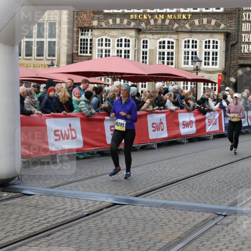 05.10.2025 - 20. swb-Marathon Bremen Yannick Fuchs http://msf.ph/oto/9243768 05.10.2025 11:09:26 Ziel 9848, 9892, 10295, 10522, 11056, 11530, 11674 meine-sportfotos.de
