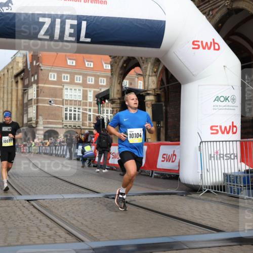 05.10.2025 - 20. swb-Marathon Bremen Yannick Fuchs http://msf.ph/oto/9243775 05.10.2025 10:42:04 Ziel 9884, 10104, 10155, 10691, 10880, 11581, 11710 meine-sportfotos.de