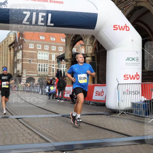 05.10.2025 - 20. swb-Marathon Bremen Yannick Fuchs http://msf.ph/oto/9243787 05.10.2025 10:42:04 Ziel 9884, 10104, 10155, 10691, 10880, 11581, 11710 meine-sportfotos.de