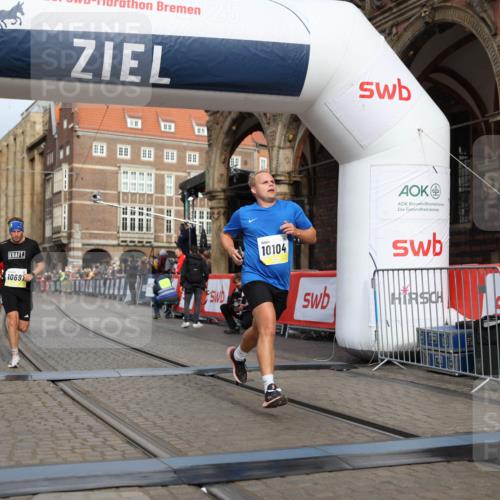 05.10.2025 - 20. swb-Marathon Bremen Yannick Fuchs http://msf.ph/oto/9243797 05.10.2025 10:42:04 Ziel 9884, 10104, 10155, 10691, 10880, 11581, 11710 meine-sportfotos.de