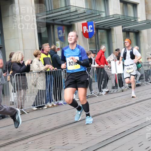 05.10.2025 - 20. swb-Marathon Bremen Strokosch-Dieckow http://msf.ph/oto/9243814 05.10.2025 10:49:37 Ziel 9218, 9369, 9452, 9485, 9676, 9693, 9696, 9761, 9787, 9803, 9889, 10159, 10246, 10346, 10543, 10781, 10868, 10946, 11091, 11104, 11208, 11288, 11295, 11621, 11642, 11749, 9218, 9369, 9452, 9485, 9676, 9693, 9696, 9761, 9787, 9803, 9889, 10159, 10246, 10346, 10543, 10781, 10868, 10946, 11091, 11104, 11208, 11288, 11295, 11621, 11642, 11749 meine-sportfotos.de