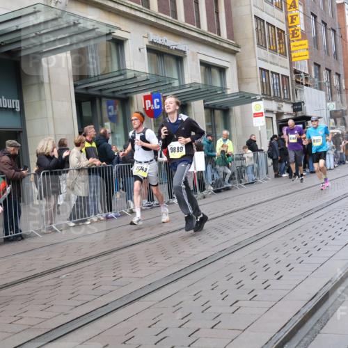 05.10.2025 - 20. swb-Marathon Bremen Strokosch-Dieckow http://msf.ph/oto/9243839 05.10.2025 10:49:38 Ziel 9218, 9369, 9485, 9645, 9676, 9693, 9696, 9761, 9787, 9803, 9889, 10159, 10246, 10346, 10543, 10781, 10868, 10946, 11091, 11104, 11208, 11288, 11295, 11621, 11642, 11749, 9218, 9369, 9485, 9645, 9676, 9693, 9696, 9761, 9787, 9803, 9889, 10159, 10246, 10346, 10543, 10781, 10868, 10946, 11091, 11104, 11208, 11288, 11295, 11621, 11642, 11749 meine-sportfotos.de