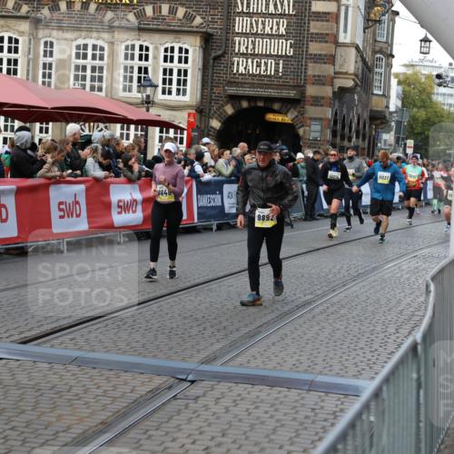 05.10.2025 - 20. swb-Marathon Bremen Yannick Fuchs http://msf.ph/oto/9243847 05.10.2025 11:09:26 Ziel 9848, 9892, 10295, 10522, 11056, 11530, 11674 meine-sportfotos.de