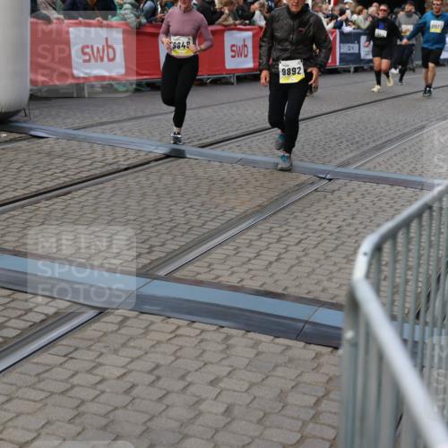 05.10.2025 - 20. swb-Marathon Bremen Yannick Fuchs http://msf.ph/oto/9243880 05.10.2025 11:09:28 Ziel 9848, 9892, 10295, 10522, 11056, 11218, 11530, 11674 meine-sportfotos.de