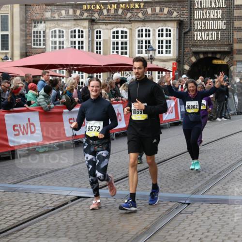 05.10.2025 - 20. swb-Marathon Bremen Yannick Fuchs http://msf.ph/oto/9243897 05.10.2025 11:10:49 Ziel 9446, 9572, 9804, 10665, 10962, 11157, 11240 meine-sportfotos.de