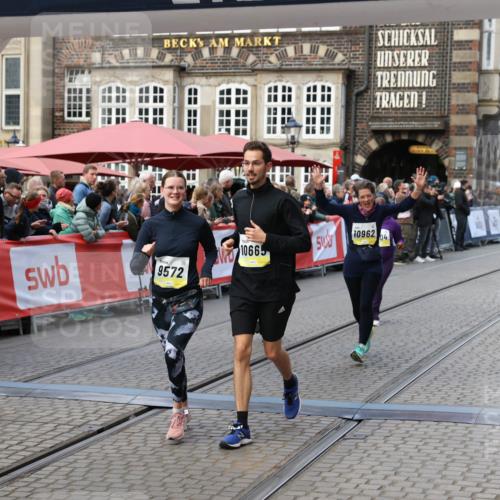 05.10.2025 - 20. swb-Marathon Bremen Yannick Fuchs http://msf.ph/oto/9243919 05.10.2025 11:10:49 Ziel 9446, 9572, 9804, 10665, 10962, 11157, 11240 meine-sportfotos.de