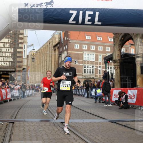 05.10.2025 - 20. swb-Marathon Bremen Yannick Fuchs http://msf.ph/oto/9243920 05.10.2025 10:42:05 Ziel 9884, 10104, 10155, 10691, 10880, 11581, 11710 meine-sportfotos.de