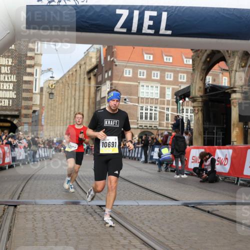 05.10.2025 - 20. swb-Marathon Bremen Yannick Fuchs http://msf.ph/oto/9243928 05.10.2025 10:42:05 Ziel 9884, 10104, 10155, 10691, 10880, 11581, 11710 meine-sportfotos.de