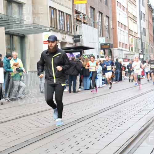 05.10.2025 - 20. swb-Marathon Bremen Strokosch-Dieckow http://msf.ph/oto/9243937 05.10.2025 10:49:41 Ziel 9218, 9369, 9485, 9579, 9645, 9676, 9689, 9693, 9696, 9761, 9787, 9803, 9889, 10159, 10246, 10346, 10356, 10543, 10868, 10946, 11091, 11104, 11208, 11288, 11295, 11621, 11642, 11749, 9218, 9369, 9485, 9579, 9645, 9676, 9689, 9693, 9696, 9761, 9787, 9803, 9889, 10159, 10246, 10346, 10356, 10543, 10868, 10946, 11091, 11104, 11208, 11288, 11295, 11621, 11642, 11749 meine-sportfotos.de