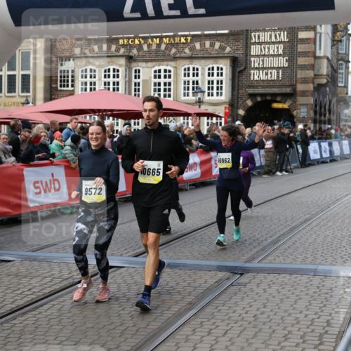 05.10.2025 - 20. swb-Marathon Bremen Yannick Fuchs http://msf.ph/oto/9243938 05.10.2025 11:10:50 Ziel 9446, 9572, 9804, 10665, 10962, 11157, 11240 meine-sportfotos.de