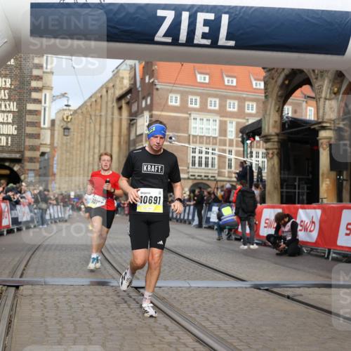 05.10.2025 - 20. swb-Marathon Bremen Yannick Fuchs http://msf.ph/oto/9243939 05.10.2025 10:42:05 Ziel 9884, 10104, 10155, 10691, 10880, 11581, 11710 meine-sportfotos.de