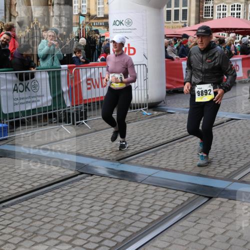 05.10.2025 - 20. swb-Marathon Bremen Yannick Fuchs http://msf.ph/oto/9243942 05.10.2025 11:09:30 Ziel 9493, 9649, 9848, 9892, 9945, 10214, 10295, 10522, 11037, 11056, 11218, 11530 meine-sportfotos.de