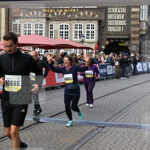 05.10.2025 - 20. swb-Marathon Bremen Yannick Fuchs http://msf.ph/oto/9243951 05.10.2025 11:10:50 Ziel 9446, 9572, 9804, 10665, 10962, 11157, 11240 meine-sportfotos.de