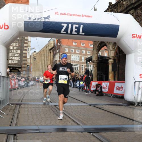 05.10.2025 - 20. swb-Marathon Bremen Yannick Fuchs http://msf.ph/oto/9243959 05.10.2025 10:42:06 Ziel 9884, 10104, 10155, 10691, 11581, 11710 meine-sportfotos.de