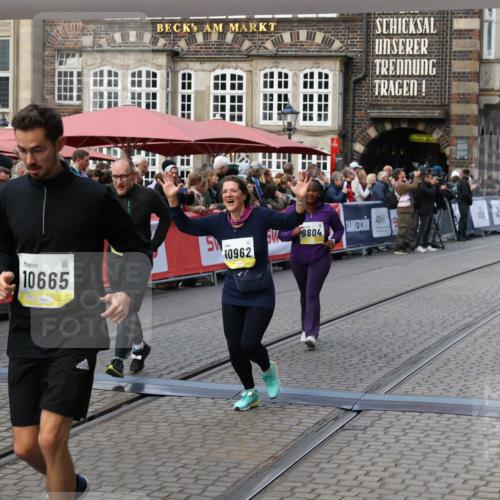 05.10.2025 - 20. swb-Marathon Bremen Yannick Fuchs http://msf.ph/oto/9243963 05.10.2025 11:10:51 Ziel 9446, 9572, 9804, 10665, 10962, 11157, 11240 meine-sportfotos.de