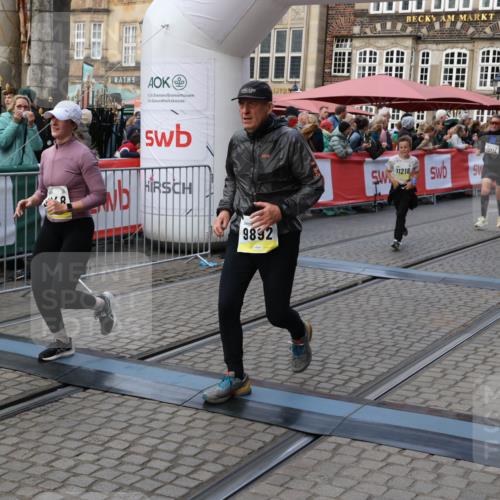 05.10.2025 - 20. swb-Marathon Bremen Yannick Fuchs http://msf.ph/oto/9243969 05.10.2025 11:09:30 Ziel 9493, 9649, 9848, 9892, 9945, 10214, 10295, 10522, 11037, 11056, 11218, 11530 meine-sportfotos.de