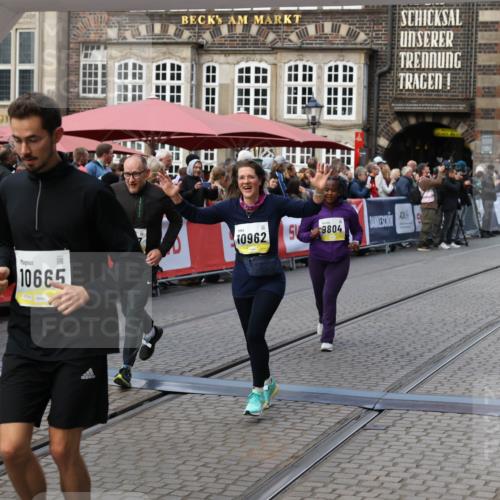 05.10.2025 - 20. swb-Marathon Bremen Yannick Fuchs http://msf.ph/oto/9243979 05.10.2025 11:10:51 Ziel 9446, 9572, 9804, 10665, 10962, 11157, 11240 meine-sportfotos.de